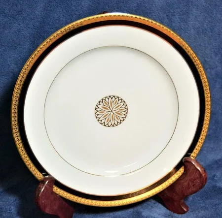Symphonie Gold Black Accent Plate with Medallion